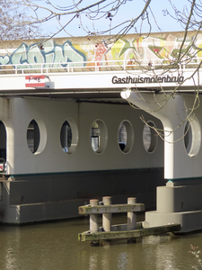 901516 Gezicht op Gasthuismolenbrug (spoorbrug) over de Vecht tussen de Lauwerecht en de Lagenoord te Utrecht. Na het ...